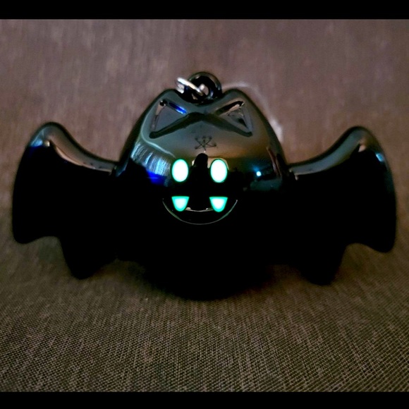 BAT POCKETBAC HOLDER GLOWS IN THE DARK & THE WINGS FLAP - Picture 3 of 6